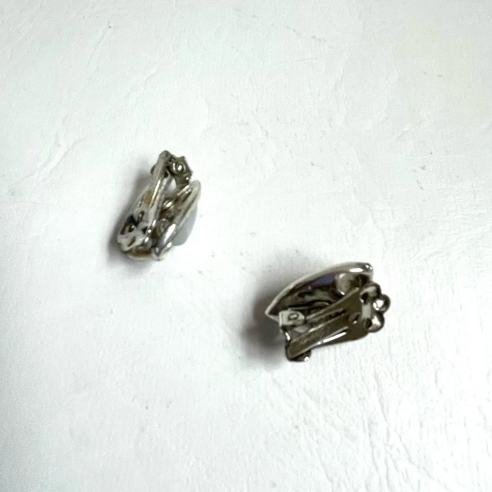 VINTAGE CORO WHITE OPAGUE THERMOSET CLUP ON EARRINGS SILVER HARDWARE - Picture 3 of 5